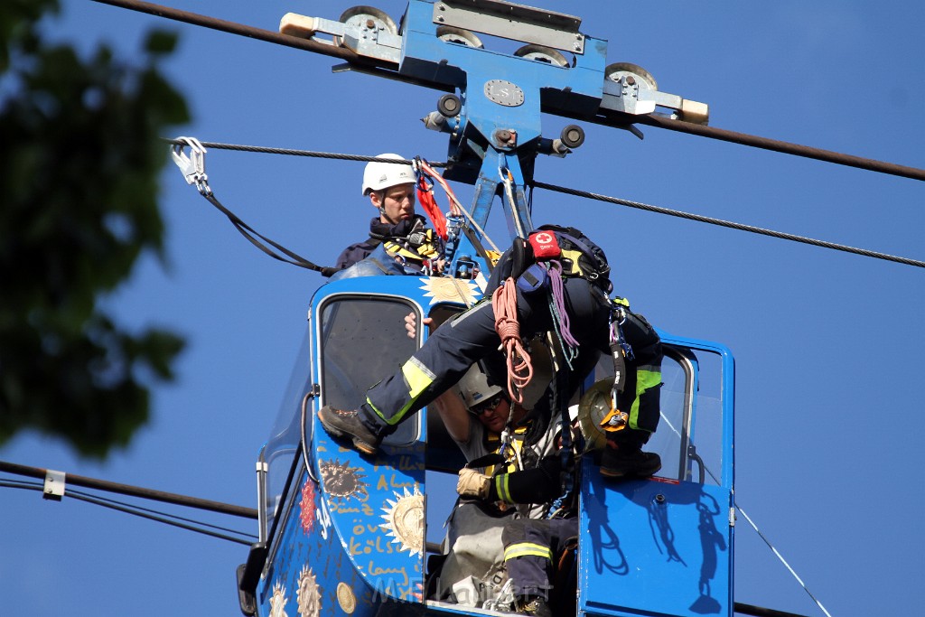 Koelner Seilbahn Gondel blieb haengen Koeln Linksrheinisch P565.JPG